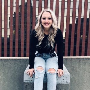 Meet your Posher, Caitlin